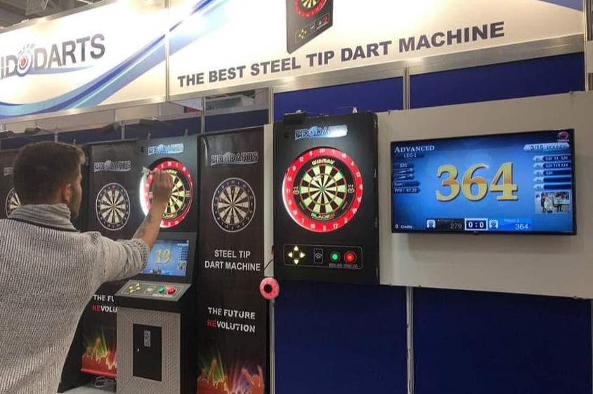NV-3301P Wand-Dartautomat in einer kommerziellen Spielstätte